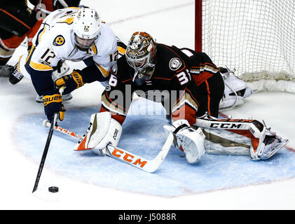 Anaheim, USA. 14. Mai 2017. John Gibson (R) der Anaheim Ducks versucht, Mike Fiher der Nashville Predators in Spiel zwei das Finale der Western Conference der 2017 Stanley Cup Playoffs in Anaheim, USA, 14. Mai 2017 blockieren. Anaheim Ducks gewann 5: 3. Bildnachweis: Zhao Hanrong/Xinhua/Alamy Live-Nachrichten Stockfoto