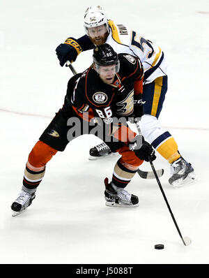 Anaheim, USA. 14. Mai 2017. Ondrej Kase (vorne) der Anaheim Ducks und Matt Irwin der Nashville Predators konkurrieren während ihr Spiel zwei der das Finale der Western Conference der 2017 Stanley Cup Playoffs in Anaheim, USA, 14. Mai 2017. Anaheim Ducks gewann 5: 3. Bildnachweis: Zhao Hanrong/Xinhua/Alamy Live-Nachrichten Stockfoto