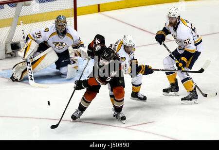 Anaheim, USA. 14. Mai 2017. Nick Ritchie (vorne) der Anaheim Ducks schießt während Spiel zwei der das Finale der Western Conference der 2017 Stanley Cup Playoffs gegen die Nashville Predators in Anaheim, USA, 14. Mai 2017. Anaheim Ducks gewann 5: 3. Bildnachweis: Zhao Hanrong/Xinhua/Alamy Live-Nachrichten Stockfoto