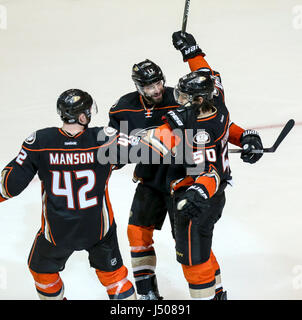 Anaheim, USA. 14. Mai 2017. Spieler der Anaheim Ducks feiern scoring während Spiel 2 der Western Conference Finale der 2017 Stanley Cup Playoffs gegen die Nashville Predators in Anaheim, USA, 14. Mai 2017. Anaheim Ducks gewann 5: 3. Bildnachweis: Zhao Hanrong/Xinhua/Alamy Live-Nachrichten Stockfoto