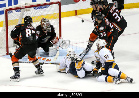 Anaheim, USA. 14. Mai 2017. John Gibson (2 L) der Anaheim Ducks speichert während Spiel 2 der Western Conference Finale der 2017 Stanley Cup Playoffs gegen die Nashville Predators in Anaheim, die Vereinigten Staaten, 14. Mai 2017. Anaheim Ducks gewann 5: 3. Bildnachweis: Zhao Hanrong/Xinhua/Alamy Live-Nachrichten Stockfoto