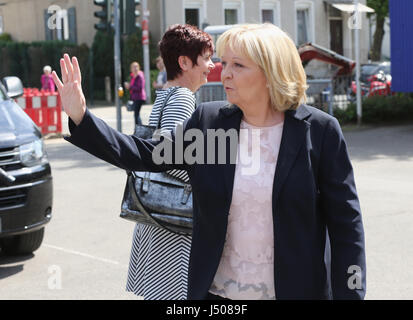 Mülheim, Deutschland. 14. Mai 2017. "Wellenlinien" Zustand Ministerpräsident Hannelore Kraft an die Fans in ihrem Wahllokal. Bildnachweis: Jürgen Schwarz/Alamy Live-Nachrichten Stockfoto