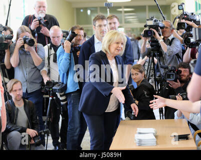 Mülheim, Deutschland. 14. Mai 2017. Stand Premierminister Hannelore Kraft (C) tritt ein Wahllokal vor ihrem Ehemann Udo Kraft und sein Sohn Jan Kraft. Bildnachweis: Jürgen Schwarz/Alamy Live-Nachrichten Stockfoto