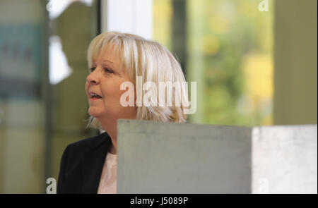 Mülheim, Deutschland. 14. Mai 2017. Zustand Ministerpräsident Hannelore Kraft steht in einem Wahllokal. Bildnachweis: Jürgen Schwarz/Alamy Live-Nachrichten Stockfoto