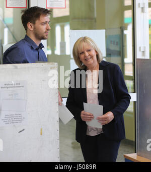 Mülheim, Deutschland. 14. Mai 2017. Zustand Ministerpräsident Hannelore Kraft steht in einem Wahllokal neben ihrem Sohn Jan Kraft. Bildnachweis: Jürgen Schwarz/Alamy Live-Nachrichten Stockfoto