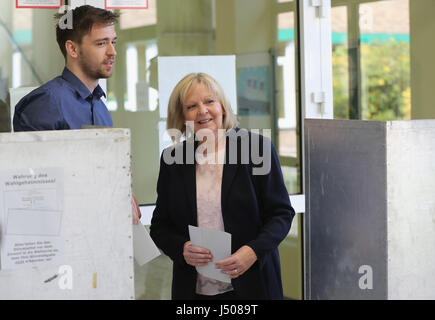 Mülheim, Deutschland. 14. Mai 2017. Zustand Ministerpräsident Hannelore Kraft steht in einem Wahllokal neben ihrem Sohn Jan Kraft. Bildnachweis: Jürgen Schwarz/Alamy Live-Nachrichten Stockfoto