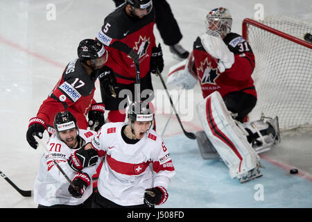 DENIS HOLLENSTEIN (2. links vorne) und FABRICE HERZOG (links) sowohl der Schweiz ein Ziel während feiern der Eishockey-WM Spiel Kanada Vs Schweiz in Paris, Frankreich, am 13. Mai 2017. (Foto/Michal Kamaryt CTK) Stockfoto