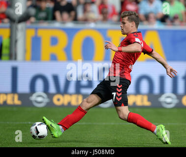 Freiburg, Deutschland. 13. Mai 2017. Florian Niederlechner Freiburg spielt den Ball in der deutschen Bundesliga-Fußballspiel zwischen SC Freiburg und FC Ingolstadt 04 im Schwarzwald-Stadion in Freiburg, Deutschland, 13. Mai 2017. Foto: Patrick Seeger/Dpa/Alamy Live News Stockfoto