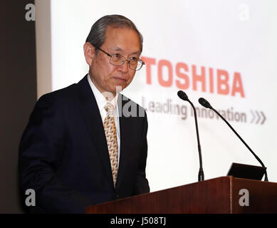 Tokio, Japan. 15. Mai 2017. Japans Elektronik-Riese Toshiba Präsident Satoshi Tsunakawa kündigt finanzielle Ergebnis des Unternehmens in der Toshiba-Zentrale in Tokio am Montag, 15. Mai 2017 31 März endete. Toshiba geschätzt Nettoverlust von 950 Milliarden Yen und 540 Milliarden Yen negatives Reinvermögen am Ende des März. Kredite: Yoshio Tsunoda/AFLO/Alamy Live-Nachrichten Stockfoto