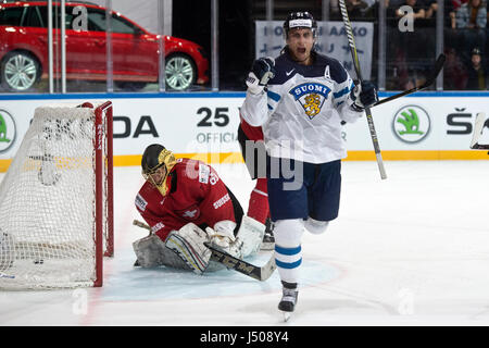 Paris, Frankreich. 14. Mai 2017. VALTTERI FILPPULA Finnland feiert ein Ziel während der Eishockey-WM-Spiel Finnland Vs Schweiz in Paris, Frankreich, am 14. Mai 2017. Bildnachweis: Michal Kamaryt/CTK Foto/Alamy Live-Nachrichten Stockfoto