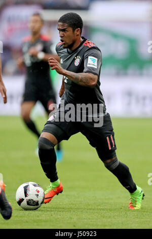 Douglas Costa München spielt den Ball in der deutschen Bundesliga-Fußballspiel zwischen RB Leipzig und FC Bayern München in der Red Bull Arena in Leipzig, Deutschland, 13. Mai 2017. Foto: Jan Woitas/Dpa-Zentralbild/dpa Stockfoto