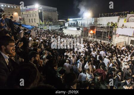 Berg Meron. 14. Mai 2017. Ultra-orthodoxe Juden nehmen Teil in der Lag Baomer-Feier in der Nähe das Grab von Rabbi Shimon Bar Yochai am Berg Meron in Israel, 14. Mai 2017. Lag Baomer markiert der Hillula (fest, interpretiert von einigen als Todestag) von Rabbi Shimon bar Yochai, einer Mishnaic Salbei und führenden Schüler von Rabbi Akiva im 2. Jahrhundert. Bildnachweis: Dror Artzi-JINI/Xinhua/Alamy Live-Nachrichten Stockfoto