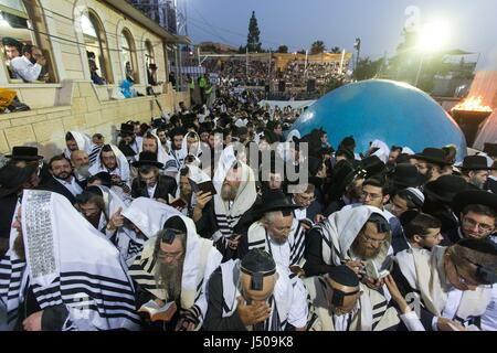Berg Meron. 14. Mai 2017. Ultra-orthodoxe Juden nehmen Teil in der Lag Baomer-Feier in der Nähe das Grab von Rabbi Shimon Bar Yochai am Berg Meron in Israel, 14. Mai 2017. Lag Baomer markiert der Hillula (fest, interpretiert von einigen als Todestag) von Rabbi Shimon bar Yochai, einer Mishnaic Salbei und führenden Schüler von Rabbi Akiva im 2. Jahrhundert. Bildnachweis: Dror Artzi-JINI/Xinhua/Alamy Live-Nachrichten Stockfoto