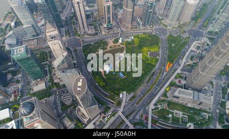 Shanghai. 14. Mai 2017. Luftbild, aufgenommen am 14. Mai 2017 zeigt der Lujiazui Finanz- und Trade Zone Pudong in Shanghai, Ost-China. Bildnachweis: Ding Ting/Xinhua/Alamy Live-Nachrichten Stockfoto