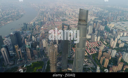 Shanghai. 14. Mai 2017. Luftbild, aufgenommen am 14. Mai 2017 zeigt der Lujiazui Finanz- und Trade Zone Pudong in Shanghai, Ost-China. Bildnachweis: Ding Ting/Xinhua/Alamy Live-Nachrichten Stockfoto