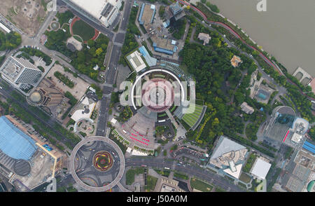 Shanghai. 14. Mai 2017. Luftbild, aufgenommen am 14. Mai 2017 zeigt der Lujiazui Finanz- und Trade Zone Pudong in Shanghai, Ost-China. Bildnachweis: Ding Ting/Xinhua/Alamy Live-Nachrichten Stockfoto