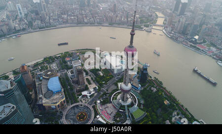 Shanghai. 14. Mai 2017. Luftbild, aufgenommen am 14. Mai 2017 zeigt der Lujiazui Finanz- und Trade Zone Pudong in Shanghai, Ost-China. Bildnachweis: Ding Ting/Xinhua/Alamy Live-Nachrichten Stockfoto