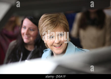 Hamilton, Schottland. 15. Mai 2017. Nicola Sturgeon MSP SNP Leader Kampagnen in der Stadt von Hamilton in Lanark und Hamilton Ost Wahlkreis im allgemeinen Wahlen Wahlkampf mit PPC Angela Crawley auf der linken Seite. Bildnachweis: Allan Milligan/Alamy Live-Nachrichten Stockfoto