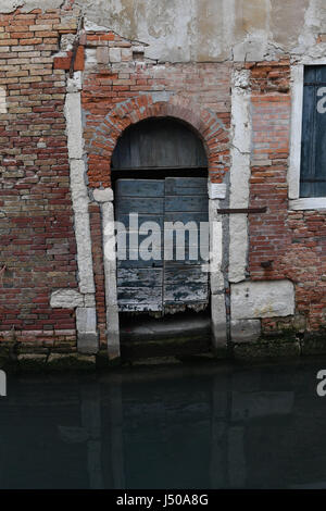 Venedig, Italien. 14. Mai 2017. Eine Tür führt zum Wasser ist in Venedig, Italien, 14. Mai 2017 ersichtlich. Foto: Felix Hörhager/Dpa/Alamy Live News Stockfoto