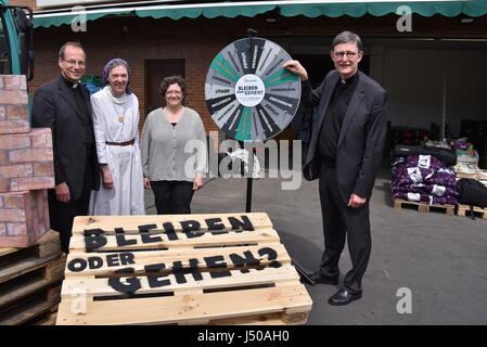 Pfarrer Dr. Christian Hartl (L-R), managing Director von Renovabis, Schwester Maria Christina Faerber von Shkodra, Albanien, Ingrid Arvay, Kolping Rumänien und Rainer Maria Cardinal Woelki Erzbischof von Köln Pflichtveranstaltung Renovabis Pfingsten im Erzbistum Köln, Deutschland, 11. Mai 2017. Renovabis ist die Hilfsorganisation der katholischen Kirche in Osteuropa. Sie unterstützen Menschen die Ursachen von Migration und Armut zu bekämpfen. -KEIN Draht-SERVICE - Foto: Horst Galuschka/dpa Stockfoto