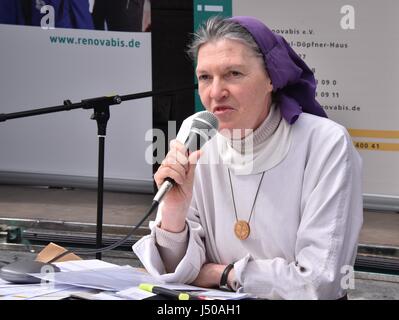 Schwester Maria Christina Faerber aus Shkodra, Albanien spricht bei Renovabis mit dem Pfingstereignis im Erzbistum Köln, Deutschland, 11. Mai 2017. Renovabis ist die Hilfsorganisation der katholischen Kirche in Osteuropa. Sie unterstützen Menschen die Ursachen von Migration und Armut zu bekämpfen. -KEIN Draht-SERVICE - Foto: Horst Galuschka/dpa Stockfoto