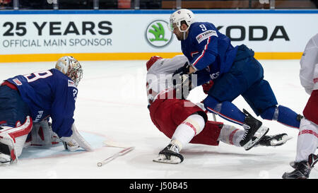 Paris, Frankreich. 12. Mai 2017. L-R Cristobal Huet (FRA), Andrej Stas (BLR), Damien Fleury (FRA) in Aktion während der Eishockey-WM Spiel Frankreich Vs Weißrussland in Paris, Frankreich am 12. Mai 2017. Bildnachweis: Michal Kamaryt/CTK Foto/Alamy Live-Nachrichten Stockfoto