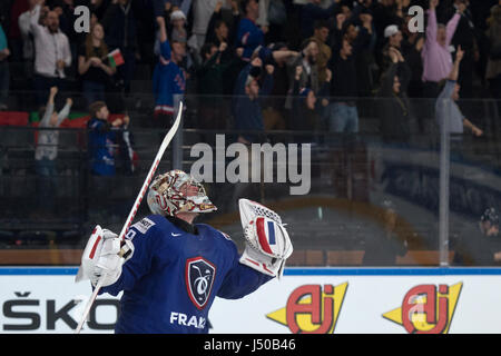 Paris, Frankreich. 12. Mai 2017. L-R Französisch Goalie Cristobal Huet feiert einen Sieg nach Übereinstimmung mit der Eishockey-WM Frankreich Vs Weißrussland in Paris, Frankreich, 12. Mai 2017 erfolgen. Bildnachweis: Michal Kamaryt/CTK Foto/Alamy Live-Nachrichten Stockfoto