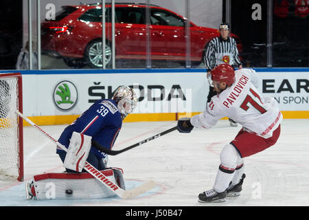 Paris, Frankreich. 12. Mai 2017. L-R Goalie Cristobal Huet von Frankreich und Hockey Player Alexandr Pavlovich von Belarus in Aktion während der Eishockey-WM Spiel am 12. Mai 2017 Frankreich Vs Weißrussland in Paris, Frankreich. Bildnachweis: Michal Kamaryt/CTK Foto/Alamy Live-Nachrichten Stockfoto