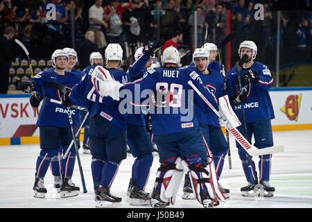 Paris, Frankreich. 12. Mai 2017. Goalie Cristobal Huet Frankreich feiert einen Sieg nach Übereinstimmung mit der Eishockey-WM Frankreich Vs Weißrussland in Paris, Frankreich, 12. Mai 2017 erfolgen. Bildnachweis: Michal Kamaryt/CTK Foto/Alamy Live-Nachrichten Stockfoto