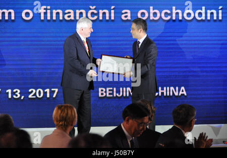 Peking, China. 13. Mai 2017. CNB Gouverneur Jiri Rusnok (links) übergab eine Lizenz ICBC (Industrial and Commercial Bank of China) um eine Niederlassung in der Tschechischen Republik auf einem tschechischen-chinesischen Forum Finanz- und Handelskooperation in Peking, China, 13. Mai 2017 zu öffnen. Bildnachweis: Karel Capek/CTK Foto/Alamy Live-Nachrichten Stockfoto