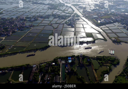 Huzhou. 13. Mai 2017. Luftbild, aufgenommen am 13. Mai 2017 zeigt Maulbeere Fisch Teiche in Nanxun District, Huzhou Stadt der ostchinesischen Provinz Zhejiang. Maulbeere-Fisch-Teich ist eine spezielle Deich-Teich, integrierte Fischteiche mit Zucht von Maulbeere Seidenraupe. Bildnachweis: Wang Dingchang/Xinhua/Alamy Live-Nachrichten Stockfoto