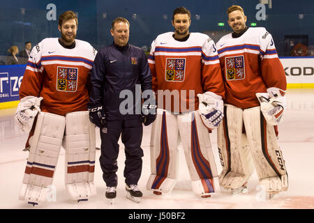 Tschechischen Eishockey Torhüter L-R PAVEL FRANCOUZ, PETR MRAZEK, DOMINIK FURCH und Trainer PETR JAROS (2. von links) in Aktion während des Trainings der Tschechischen Republik Nationalmannschaft, den Eishockey-Weltmeisterschaften in Paris, Frankreich, am 15. Mai 2017. (Foto/Michal Kamaryt CTK) Stockfoto