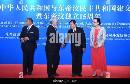 (170515)--Peking, 15. Mai 2017 (Xinhua)--Qi Xuchun, stellvertretender Vorsitzender des Nationalkomitees des chinesischen Volkes der politischen Konsultativkonferenz und ehemaliger Premierminister von Osttimor Xanana Gusmao besuchen einen Empfang anlässlich des 15. Jahrestages der Gründung der diplomatischen Beziehungen zwischen China und der Demokratischen Republik Timor-Leste in Peking, Hauptstadt von China, 15. Mai 2017. (Xinhua/Zhang Ling) (Mcg) Stockfoto