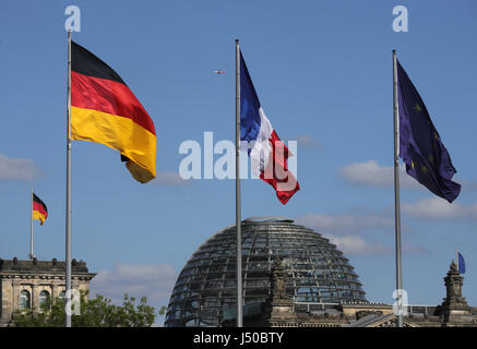 Berlin, Deutschland. 15. Mai 2017. Die deutschen, französischen und EU-Flaggen wehen vor einem Besuch vom französischen Präsidenten Macron in Berlin, Deutschland, 15. Mai 2017. Foto: Michael Kappeler/Dpa/Alamy Live News Stockfoto