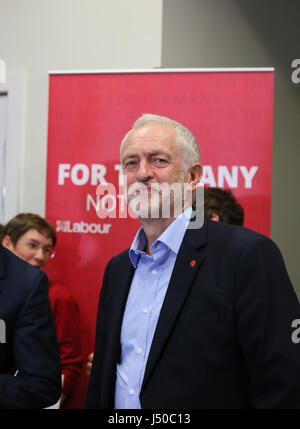 Hebden Bridge, UK. 15. Mai 2017. Jeremy Corbyn kommt am Rathaus, Hebden Bridge, 15. Mai 2017-Credit: Barbara Koch/Alamy Live News Stockfoto