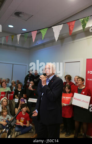 Hebden Bridge, UK. 15. Mai 2017. Jeremy Corbyn im Gespräch mit Massen an Rathaus, Hebden Bridge, 15. Mai 2017-Credit: Barbara Koch/Alamy Live News Stockfoto