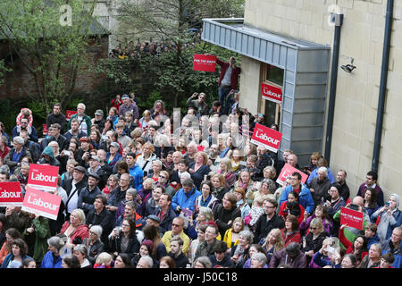 Hebden Bridge, UK. 15. Mai 2017. Menschenmengen anhören Jeremy Corbyn außerhalb Rathaus, Hebden Bridge, 15. Mai 2017-Credit: Barbara Koch/Alamy Live News Stockfoto