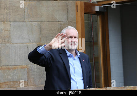 Hebden Bridge, UK. 15. Mai 2017. Jeremy Corbyn winkt Anhängern im Rathaus, Hebden Bridge, 15. Mai 2017 Credit: Barbara Koch/Alamy Live News Stockfoto