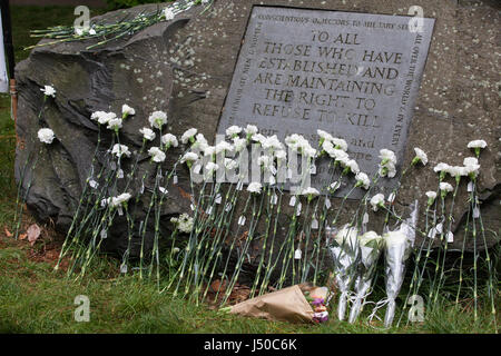 London, UK. 15. Mai 2017. Blumen von Frieden Aktivisten während einer Zeremonie zu Ehren von Kriegsdienstverweigerern Vergangenheit und Gegenwart vor der Kriegsdienstverweiger Stein am Tavistock Square aus Gewissensgründen Tag gelegt. Bildnachweis: Mark Kerrison/Alamy Live-Nachrichten Stockfoto