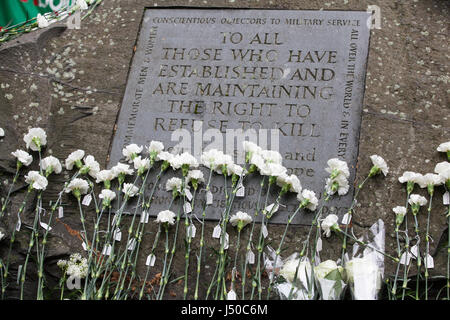 London, UK. 15. Mai 2017. Blumen von Frieden Aktivisten während einer Zeremonie zu Ehren von Kriegsdienstverweigerern Vergangenheit und Gegenwart vor der Kriegsdienstverweiger Stein am Tavistock Square aus Gewissensgründen Tag gelegt. Bildnachweis: Mark Kerrison/Alamy Live-Nachrichten Stockfoto