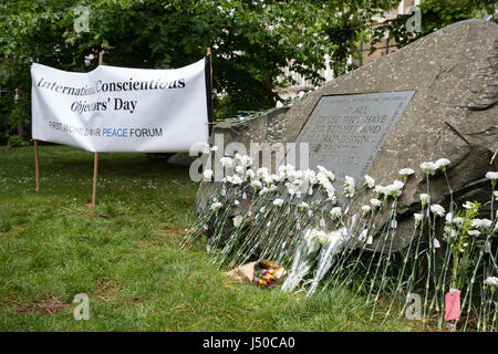 London, UK. 15. Mai 2017. Blumen von Frieden Aktivisten während einer Zeremonie zu Ehren von Kriegsdienstverweigerern Vergangenheit und Gegenwart vor der Kriegsdienstverweiger Stein am Tavistock Square aus Gewissensgründen Tag gelegt. Bildnachweis: Mark Kerrison/Alamy Live-Nachrichten Stockfoto