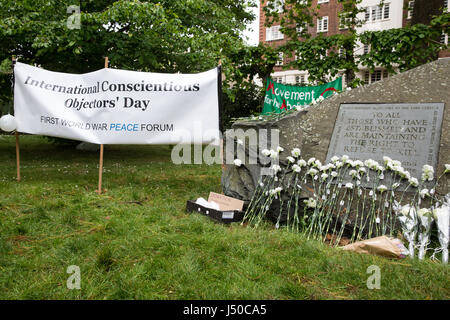 London, UK. 15. Mai 2017. Blumen von Frieden Aktivisten während einer Zeremonie zu Ehren von Kriegsdienstverweigerern Vergangenheit und Gegenwart vor der Kriegsdienstverweiger Stein am Tavistock Square aus Gewissensgründen Tag gelegt. Bildnachweis: Mark Kerrison/Alamy Live-Nachrichten Stockfoto