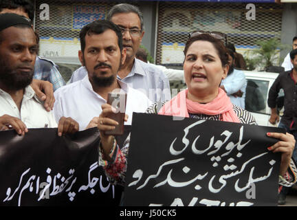 Karachi, Pakistan. 15. Mai 2017. Mitglieder des National Trade Union Federation halten Protestdemonstration gegen Mord von 10 Arbeitern in Gawadar, außerhalb Karachi Presseclub auf Montag, 15. Mai 2017. Bildnachweis: Asianet-Pakistan/Alamy Live-Nachrichten Stockfoto