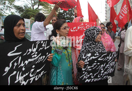 Karachi, Pakistan. 15. Mai 2017. Mitglieder des National Trade Union Federation halten Protestdemonstration gegen Mord von 10 Arbeitern in Gawadar, außerhalb Karachi Presseclub auf Montag, 15. Mai 2017. Bildnachweis: Asianet-Pakistan/Alamy Live-Nachrichten Stockfoto