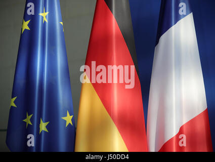 Berlin, Deutschland. 15. Mai 2017. Die Fahnen der EU, Deutschlands und Frankreichs in der Federeal-Kanzlei in Berlin, Deutschland, 15. Mai 2017. Bildnachweis: Dpa picture Alliance/Alamy Live News Stockfoto