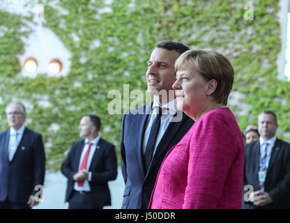 Berlin, Deutschland. 15. Mai 2017. German chancellor Angela Merkel (R) posiert für Fotos mit dem Besuch der französische Präsident Emmanuel Macron in Berlin, Hauptstadt Deutschlands, am 15. Mai 2017. Bildnachweis: Shan Yuqi/Xinhua/Alamy Live-Nachrichten Stockfoto