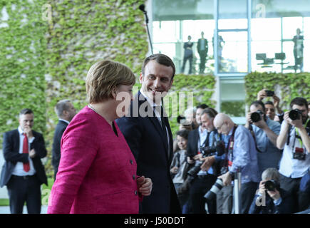 Berlin, Deutschland. 15. Mai 2017. Der französische Präsident Emmanuel Macron (R, vorne) Gespräche mit Bundeskanzlerin Angela Merkel (L, vorn) in Berlin, Hauptstadt der Bundesrepublik Deutschland, 15. Mai 2017 besuchen. Bildnachweis: Shan Yuqi/Xinhua/Alamy Live-Nachrichten Stockfoto