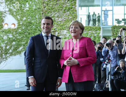 Berlin, Deutschland. 15. Mai 2017. German chancellor Angela Merkel (R) posiert für Fotos mit dem Besuch der französische Präsident Emmanuel Macron in Berlin, Hauptstadt Deutschlands, am 15. Mai 2017. Bildnachweis: Shan Yuqi/Xinhua/Alamy Live-Nachrichten Stockfoto