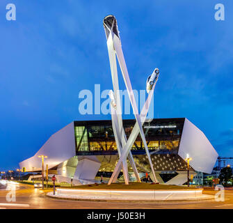 Porsche Museum in Zuffenhausen, mit Kunstwerk 'Inspiration 911' Skulptur des Künstlers Gerry Juda. Stockfoto