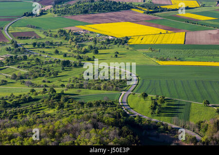 Blick vom Breitenstein in der Nähe von Ochsenwang auf die Landschaft des nördlichen Schwäbische Alb, 400 Meter tiefer. Stockfoto